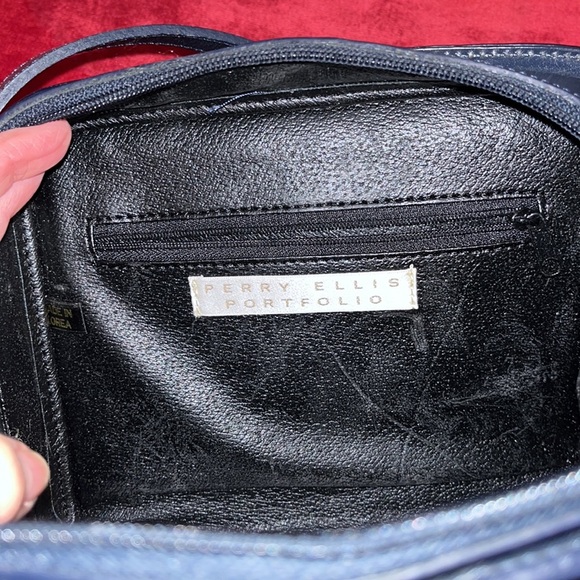 Perry Ellis vintage Navy Blue & gold tone cross body bag - Picture 7 of 12